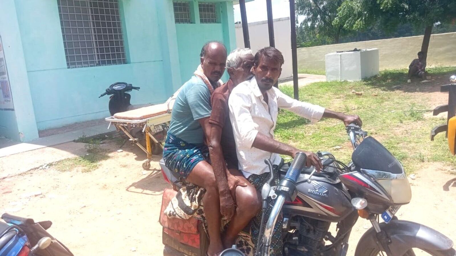 ಆ್ಯಂಬುಲೆನ್ಸ್‌ ಸಿಗದೆ ಬೈಕ್‌ನಲ್ಲಿ ವೃದ್ಧನ ಮೃತ ದೇಹ ಸಾಗಣೆ: ತುಮಕೂರು ಜಿಲ್ಲೆಯಲ್ಲಿ ಹೃದಯ ವಿದ್ರಾವಕ ಸನ್ನಿವೇಶ