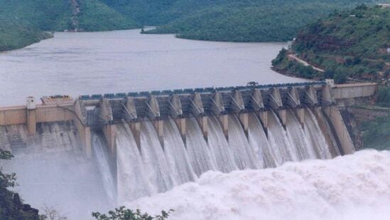 ಅತಿ ದೊಡ್ಡದಾದ ಶಿವಮೊಗ್ಗ ಜಿಲ್ಲೆ ಸಾಗರ ತಾಲ್ಲೂಕಿನ ಲಿಂಗನಮಕ್ಕಿ ಜಲಾಶಯದಲ್ಲಿ &nbsp;151.75 ಟಿಎಂಸಿ ನೀರು ಸಂಗ್ರಹಿಸಲು ಅವಕಾಶವಿದ್ದು. ಈವರೆಗೂ 1817.85 ಅಡಿ ನೀರು ಸಂಗ್ರಹವಾಗಿದ್ದು, 147.92 ಟಿಎಂಸಿ ನೀರು &nbsp;ಬಂದಿದೆ. ಜಲಾಶಯದ ಒಳ ಹರಿವಿನ ಪ್ರಮಾಣ 4839 ಕ್ಯೂಸೆಕ್‌ ಹಾಗೂ ಹೊರ ಹರಿವಿನ ಪ್ರಮಾಣ 8447 ಕ್ಯೂಸೆಕ್‌ ಇದೆ.&nbsp;