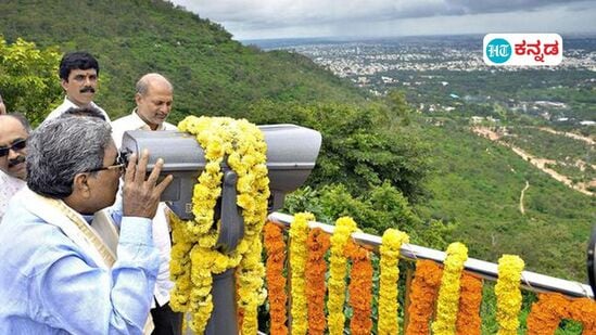 ಚಾಮುಂಡಿ ಬೆಟ್ಟ - ಚಾಮುಂಡಿ ಬೆಟ್ಟದ ಮೇಲೆ ವ್ಯೂ ಪಾಯಿಂಟ್ ಇದೆ. ಅಲ್ಲಿಂದ ಬೈನಾಕ್ಯುಲರ್ ಬಳಸಿ ವಿಹಂಗಮ ನೋಟ ನೋಡುವುದಕ್ಕೆ ಅವಕಾಶವಿದೆ.