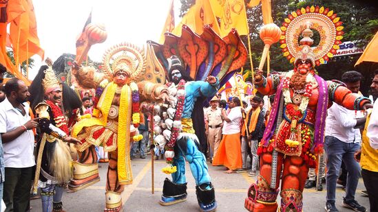 ತುಮಕೂರಿನಲ್ಲಿ ಶನಿವಾರ ನಡೆದ ಹಿಂದೂ ಮಹಾಗಣಪತಿ ವಿಸರ್ಜನೆ ಬೃಹತ್‌ ಮೆರವಣಿಗೆಲ್ಲೊ ಗಮನ &nbsp;ಸೆಳೆದ ವಿವಿಧ ಆಂಜನೇಯ ವೇಷಧಾರಿಗಳು.