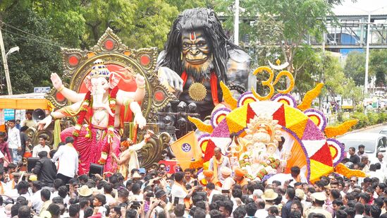 ತುಮಕೂರಿನ ಹಿಂದೂ ಮಹಾಗಣಪತಿ ವಿಸರ್ಜನೆ ಮೆರವಣಿಗೆಯಲ್ಲಿ ಗಣೇಶನೊಂದಿಗೆ ಗಮನ ಸೆಳೆದ ಆಂಜನೇಯನ ಕಲಾಕೃತಿ.