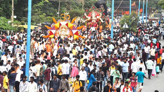 ತುಮಕೂರಿನಲ್ಲಿ ಹಿಂದೂ ಮಹಾ ಗಣಪತಿ ವಿಸರ್ಜನೆ ಮೆರವಣಿಗೆಯಲ್ಲಿ ಸೇರಿದ್ದ ಯುವ ಸಮುದಾಯ.