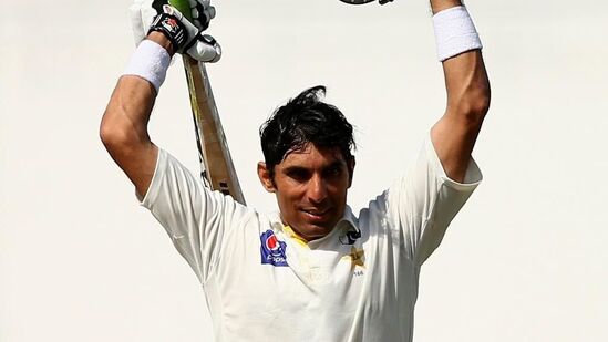 Misbah ul haq : ಪಾಕಿಸ್ತಾನದ ಸ್ಟಾರ್ ಬ್ಯಾಟ್ಸ್‌ಮನ್ ಮತ್ತು ಮಾಜಿ ನಾಯಕ ಮಿಸ್ಬಾ-ಉಲ್-ಹಕ್ ಅತಿವೇಗದ ಅರ್ಧಶತಕ ಸಿಡಿಸಿದವರ ಪಟ್ಟಿಯಲ್ಲಿ ಅಗ್ರಸ್ಥಾನದಲ್ಲಿದ್ದಾರೆ. 2014ರಲ್ಲಿ ಅಬುಧಾಬಿಯಲ್ಲಿ ಆಸ್ಟ್ರೇಲಿಯಾ ವಿರುದ್ಧ ಮಿಸ್ಬಾ ಕೇವಲ 21 ಎಸೆತಗಳಲ್ಲಿ ಅರ್ಧಶತಕ ಬಾರಿಸಿದ್ದರು. ಇದು ಟೆಸ್ಟ್ ಕ್ರಿಕೆಟ್‌ನಲ್ಲಿ ಅತಿ ವೇಗದ ಅರ್ಧಶತಕವಾಗಿದ್ದು, ಈ ದಾಖಲೆಯನ್ನು ಮುರಿಯಲು ಇನ್ನೂ ಯಾರಿಂದಲೂ ಸಾಧ್ಯವಾಗಿಲ್ಲ.