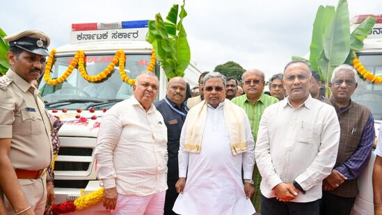 ಮೊಬೈಲ್​​ನಲ್ಲಿ ಮಾತಾಡಿಕೊಂಡು ವಾಹನ ಓಡಿಸಿದರೆ ಅಪಘಾತಗಳಾಗದೆ ಇರುತ್ತದಾ ಎಂದು ಪ್ರಶ್ನಿಸಿದ ಸಿಎಂ, ನಿಮ್ಮ ಜೀವಕ್ಕೆ ನೀವೇ ಜವಾಬ್ದಾರಿ. ನಿಮ್ಮ ಕುಟುಂಬಕ್ಕೆ ನೀವೇ ಜವಾಬ್ದಾರಿ. ಆದ್ದರಿಂದ ಸಂಚಾರಿ ನಿಯಮಗಳನ್ನು ಕಟ್ಟು ನಿಟ್ಟಾಗಿ ಪಾಲಿಸಿ ಎಂದು ಸೂಚಿಸಿದರು.&nbsp;