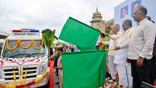 ಸಂಚಾರಿ ನಿಯಮ‌ ಪಾಲಿಸದೆ ವಾಹನ ಓಡಿಸುವವರು, ಕುಡಿದು ವಾಹನ ಚಲಾಯಿಸುವರ ಚಾಲನಾ ಪರವಾನಗಿ ರದ್ದು ಮಾಡಿ ಎಂದು ಸಿದ್ದರಾಮಯ್ಯ ಅವರು, ಇದೇ ಸಂದರ್ಭದಲ್ಲಿ ಸಾರಿಗೆ ಸಚಿವರಿಗೆ ಸೂಚನೆ ನೀಡಿದರು.