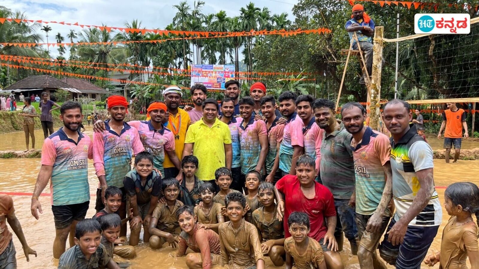 ಸಂತೋಷಕ್ಕೆ... ಹಾಡು ಸಂತೋಷಕ್ಕೆ…; ಕೆಸರುಗದ್ದೆಯಲ್ಲಿ ಮಕ್ಕಳೊಂದಿಗೆ ಹೆಜ್ಜೆ ಹಾಕಿದ ಡಿಸಿ, ಅನಂತಾಡಿ ಮಂದಿಗೆ ಖುಷಿಯೋ ಖುಷಿ