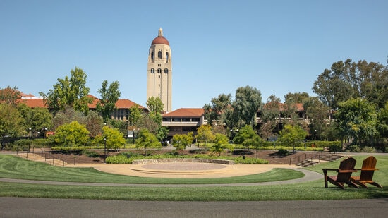 ಸ್ಟ್ಯಾನ್ಫೋರ್ಡ್ ವಿಶ್ವವಿದ್ಯಾಲಯವು (Stanford University) ನಾಲ್ಕನೇ ಅತ್ಯುತ್ತಮ ರಾಷ್ಟ್ರೀಯ ವಿಶ್ವವಿದ್ಯಾಲಯವಾಗಿ ಸ್ಥಾನ ಪಡೆದಿದೆ. ಇದು ಬರೋಬ್ಬರಿ 8,180 ಎಕರೆಗಳಷ್ಟು ವಿಸ್ತಾರವಾದ ಕ್ಯಾಂಪಸ್ ಹೊಂದಿದೆ. ವಿಶ್ವವಿದ್ಯಾಲಯವು ಕ್ವಾರ್ಟರ್ ಆಧಾರಿತ ಶೈಕ್ಷಣಿಕ ಕ್ಯಾಲೆಂಡರ್ ಒಳಗೊಂಡಿದೆ.