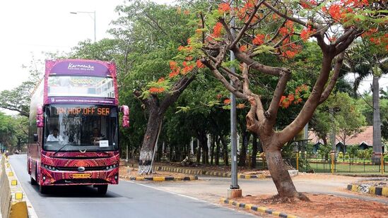 ಈ ಬಾರಿಯೂ ಮಯೂರ ಯಾತ್ರಿ ಹೊಟೇಲ್‌ನಿಂದಲೇ ಬಸ್‌ ಹೊರಡಲಿದೆ. ಅಂಬಾರಿ ಡಬಲ್ ಡೆಕ್ಕರ್ ಬಸ್ ನಲ್ಲಿ ಪ್ರಯಾಣಿಸಲು ದರ ನಿಗದಿ ಮಾಡಲಾಗಿದೆ. ಮೇಲೆ ಕೂತು ಪ್ರಯಾಣಿಸಲು 500 ರೂ. ಕೆಳಗಡೆ ಕೂತು ಪ್ರಯಾಣಿಸಲು 250 ರೂ ನಿಗದಿಪಡಿಸಲಾಗಿದೆ. ಪ್ರಯಾಣದ ಅವಧಿ 1 ಗಂಟೆಯಾಗಿದ್ದು ಸಂಜೆ 6 ಗಂಟೆ , 8 ಗಂಟೆ ಮತ್ತು 9.30ಕ್ಕೆ ಈ ಬಸ್ ಗಳು ಸಂಚರಿಸಲಿವೆ. ಆನ್‌ಲೈನ್‌ನಲ್ಲಿ ಬುಕ್ಕಿಂಗ್‌ ಮಾಡಬಹುದು.&nbsp;