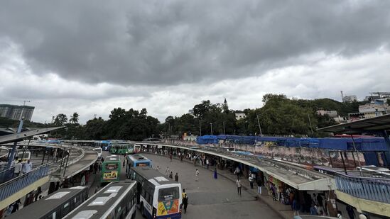 ಬೆಂಗಳೂರಿನ ಮೆಜೆಸ್ಟಿಕ್‌ ಬಳಿ ಮೋಡ ಕವಿದ ವಾತಾವರಣ ಕಂಡು ಬಂದಿದೆ.