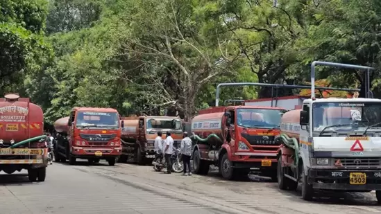 ಬೆಂಗಳೂರಿನ ಕೆಲ ಬಡಾವಣಗಳಿಗೆ ಈಗಲೂ ಟ್ಯಾಂಕರ್ ನೀರು ಸರಬರಾಜು ಮಾಡಲಾಗುತ್ತಿದೆ.