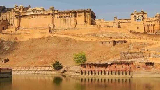 ಪ್ರವಾಸೋದ್ಯಮದ ಮೌಲ್ಯ ಮತ್ತು ಜಾಗತಿಕ ಆರ್ಥಿಕತೆ, ಸಮಾಜ, ಸಂಸ್ಕೃತಿ ಮತ್ತು ಪರಿಸರದ ಮೇಲೆ ಅದರ ಪರಿಣಾಮಗಳ ಬಗ್ಗೆ ಸಾರ್ವಜನಿಕ ಜಾಗೃತಿಯನ್ನು ಹೆಚ್ಚಿಸುವ ಗುರಿಯೊಂದಿಗೆ ವಿಶ್ವ ಪ್ರವಾಸೋದ್ಯಮ ದಿನವನ್ನು ಆಚರಿಸಲಾಗುತ್ತದೆ. ಭಾರತದ ರಾಜಸ್ಥಾನದಲ್ಲಿರುವ ಐತಿಹಾಸಿಕ ತಾಣಗಳ ಭೇಟಿಯೂ ಇದರಲ್ಲಿ ಸೇರಿದೆ.