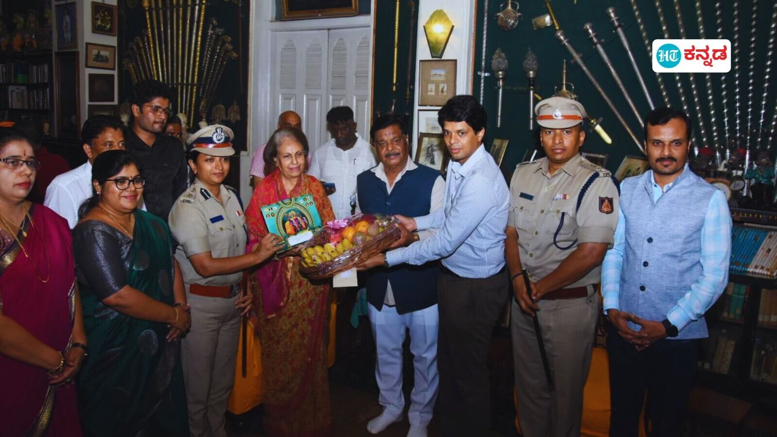 ಮೈಸೂರು ದಸರಾ 2024: ಫಲತಾಂಬೂಲ ಕೊಟ್ಟು ರಾಜಮನೆತನವನ್ನು ಆಹ್ವಾನಿಸಿದ ಸಚಿವ ಹೆಚ್​​​ಸಿ ಮಹದೇವಪ್ಪ