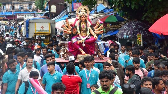 ಮುಂಬಯಿಯ ಧಾರಾವಿಯಲ್ಲಿ ಅಷ್ಟ ಭುಜದ ದೇವಿಯ ವಿಗ್ರಹವನ್ನು ಮೆರವಣಿಗೆ ಮೂಲಕ ದುರ್ಗಾ ಪಂಡಾಲ್‌ಗೆ ಕೊಂಡೊಯ್ದ ಸಂದರ್ಭ.