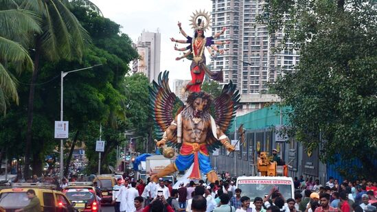 ಮುಂಬಯಿಯಲ್ಲಿ ಮನುಷ್ಯ ಶರೀರ, ಸಿಂಹದ ತಲೆ ಗರುಡನ ರೆಕ್ಕೆ ಇದ್ದ ವಾಹನದ ಮೇಲೆ ದಶಭುಜದ ದೇವಿಯ ಮೂರ್ತಿಯನ್ನು ಭಕ್ತರು ಮೆರವಣಿಗೆ ಮೂಲಕ ದುರ್ಗಾ ಪಂಡಾಲ್‌ಗೆ ಕೊಂಡೊಯ್ದ ಸಂದರ್ಭ.