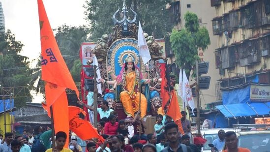 ಮುಂಬಯಿಯ ದುರ್ಗಾ ಪಂಡಾಲ್‌ಗೆ ಆರು ಭುಜದ ದುರ್ಗೆಯ ಮೂರ್ತಿಯನ್ನು ಕೊಂಡೊಯ್ದ ವೇಳೆ ಭಕ್ತರ ಸಂಭ್ರಮ, ಸಡಗರ.