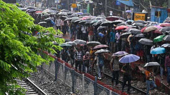 Rain in Karnataka: ಹಲವು ದಿನಗಳಿಂದಲೂ ಬೆಂಗಳೂರಿನಲ್ಲಿ ಮಳೆ ಕಾಣಿಸಿಕೊಂಡಿಲ್ಲ. ಆದರೆ, ಸುತ್ತಮುತ್ತಲಿನ ಜಿಲ್ಲೆಗಳಲ್ಲಿ ಹಲವು ಪ್ರದೇಶಗಳಲ್ಲಿ ಸಾಧಾರಣ ಮಳೆಯಾಗಿದೆ. ಇವತ್ತು ಕೂಡ ಬೆಂಗಳೂರು ಮತ್ತು ಸುತ್ತಮುತ್ತಲಿನ ಭಾಗದ ಜಿಲ್ಲೆಗಳಲ್ಲಿ ಸಾಧಾರಣ ಅಥವಾ ಗುಡುಗು ಮಳೆಯಾಗಬಹುದು. ಗರಿಷ್ಠ ಮತ್ತು ಕನಿಷ್ಠ ತಾಮಪಾನವು 30 ಡಿಗ್ರಿ ಸೆಲ್ಸಿಯಸ್ ಮತ್ತು 20 ಡಿಗ್ರಿ ಸೆಲ್ಸಿಯಸ್ ಆಗಿರಲಿದೆ.&nbsp;