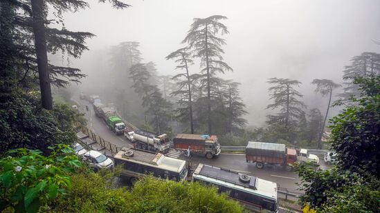 Rain in Karnataka: ಹಾಸನ, ಕೊಡಗು ಮತ್ತು ಚಿಕ್ಕಮಗಳೂರು ಜಿಲ್ಲೆಗಳಲ್ಲಿ ಗುಡುಗು ಸಹಿತ ಧಾರಾಕಾರ ಮಳೆಯಾಗಲಿದೆ. ಕರಾವಳಿ ಭಾಗದ ಬಹುತೇಕ ಜಿಲ್ಲೆಗಳಲ್ಲಿ ಸಾಧಾರಣ ಮಳೆಯಾಗಲಿದೆ. ಒಳನಾಡಿನ ಉಳಿದ ಜಿಲ್ಲೆಗಳಲ್ಲಿ ಬಹುತೇಕ ಸ್ಥಳಗಳಲ್ಲಿ ಸಾಧಾರಣ ಅಥವಾ ಗುಡುಗು ಸಹಿತ ಮಳೆ ಸುರಿಯಬಹುದು ಎಂದು ಹವಾಮಾನ ಇಲಾಖೆ ತಿಳಿಸಿದೆ. ಮಳೆಯ ಪ್ರಮಾಣ ಕುಸಿದಿದ್ದು, ಕೆಲವೆಡೆ ಬೆಳೆಗಳು ನಾಶವಾಗುತ್ತಿವೆ.