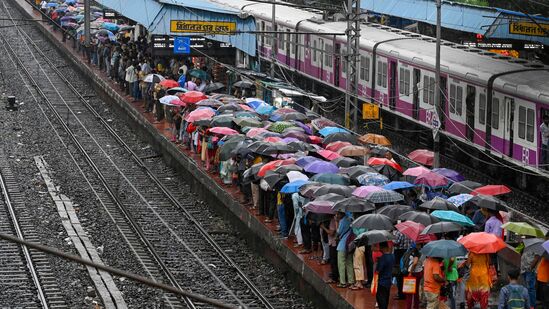 Rain in Karnataka: ಸೆಪ್ಟೆಂಬರ್​​ 30ರ ಭಾನುವಾರವಾದ ಇಂದು ಕರ್ನಾಟಕದ ಹಲವು ಜಿಲ್ಲೆಗಳಲ್ಲಿ ಗುಡುಗು ಸಹಿತ ಮಳೆಯಾಗಲಿದೆ. ಅಲ್ಲದೆ, ದಕ್ಷಿಣ ಒಳನಾಡು ಜಿಲ್ಲೆಗಳು ಮತ್ತು ಉತ್ತರ ಒಳನಾಡು ಜಿಲ್ಲೆಗಳಿಗೆ ಯೆಲ್ಲೋ ಅಲರ್ಟ್ ಹಾಕಲಾಗಿದೆ. ಕರಾವಳಿ ಭಾಗದ ಜಿಲ್ಲೆಗಳಲ್ಲಿ ಕಡಿಮೆ ಮಳೆಯಾಗಲಿದೆ ಎಂದು ಹವಾಮಾನ ಇಲಾಖೆ ತಿಳಿಸಿದೆ. ಆದರೆ ಜುಲೈ ಮತ್ತು ಆಗಸ್ಟ್ ಆರಂಭದಲ್ಲಿ ಮಳೆ ಸುರಿದಂತೆ, ಇರುವುದಿಲ್ಲ.