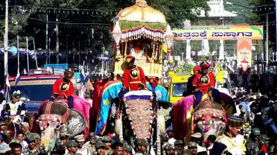 ಅಕ್ಟೋಬರ್‌ 12/ಜಂಬೂ ಸವಾರಿವಿಶ್ವ ವಿಖ್ಯಾತ ದಸರಾದ ಜಂಬೂ ಸವಾರಿ ದಿನ. ಅಂದು ಮಧ್ಯಾಹ್ನ ನಂದಿ ಧ್ವಜ ಪೂಜೆ, ಸಂಜೆ ಜಂಬೂ ಸವಾರಿಗೆ ಪುಷ್ಪಾರ್ಚನೆ, ಮಧ್ಯಾಹ್ನದಿಂದಲೇ ಜಂಬೂ ಸವಾರಿ ಮೆರವಣಿಗೆ ವೀಕ್ಷಿಸಬಹುದು.