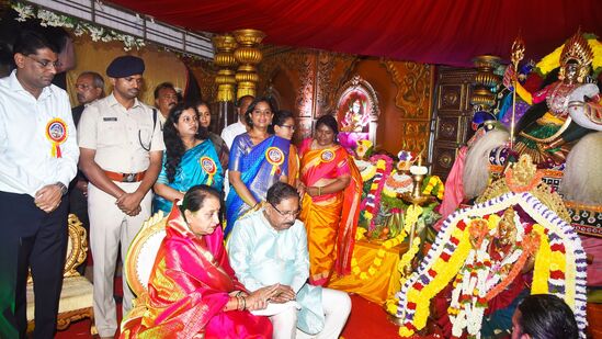 ತುಮಕೂರಿನಲ್ಲಿ ದಸರಾ ಚಟುವಟಿಕೆಗೆ ವಿಶೇಷ ಪೂಜೆ ಸಲ್ಲಿಸುವ ಮೂಲಕ ಸಚಿವ ಡಾ.ಜಿ.ಪರಮೇಶ್ವರ್‌ ಚಾಲನೆ ನೀಡಿದರು.