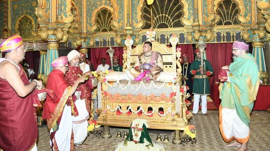 ಈ ವೇಳೆ ಅರಮನೆ ಪುರೋಹಿತರು ಹಾಗೂ ಇತರೆ ದೇಗುಲಗಳ ಅರ್ಚಕರು ತಂದಿದ್ದ ತೀರ್ಥ ಹಾಗೂ ಪ್ರಸಾದವನ್ನು ಒಡೆಯರ್‌ ಅವರು ಸ್ವೀಕರಿಸಿದರು.