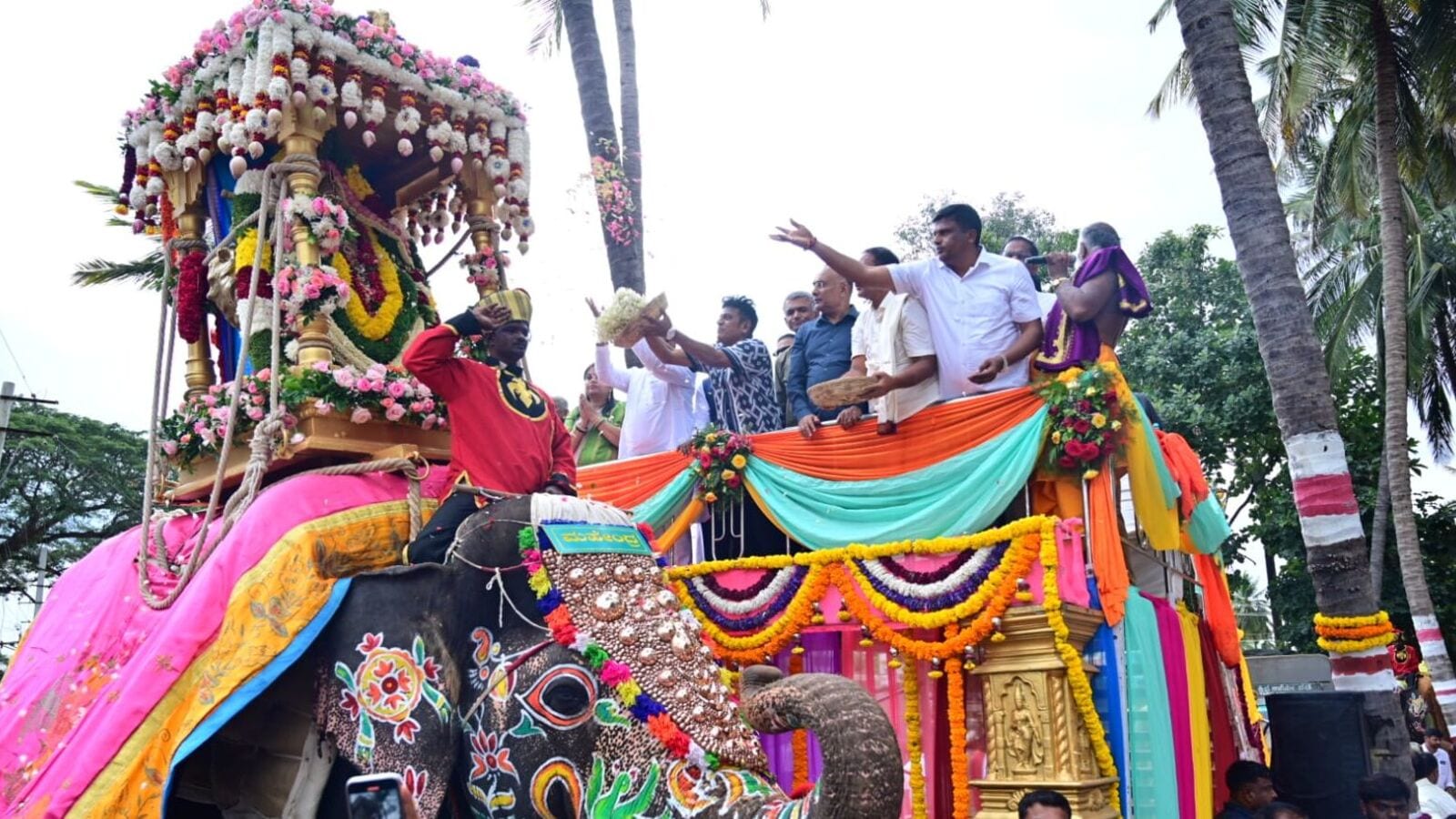 Srirangapatna Dasara: ಶ್ರೀರಂಗಪಟ್ಟಣ ದಸರಾದಲ್ಲಿ ನಟ ಶಿವರಾಜಕುಮಾರ್‌ ಪುಷ್ಪಾರ್ಚನೆ; ಅಂಬಾರಿ ಹೊತ್ತ ಮಹೇಂದ್ರ