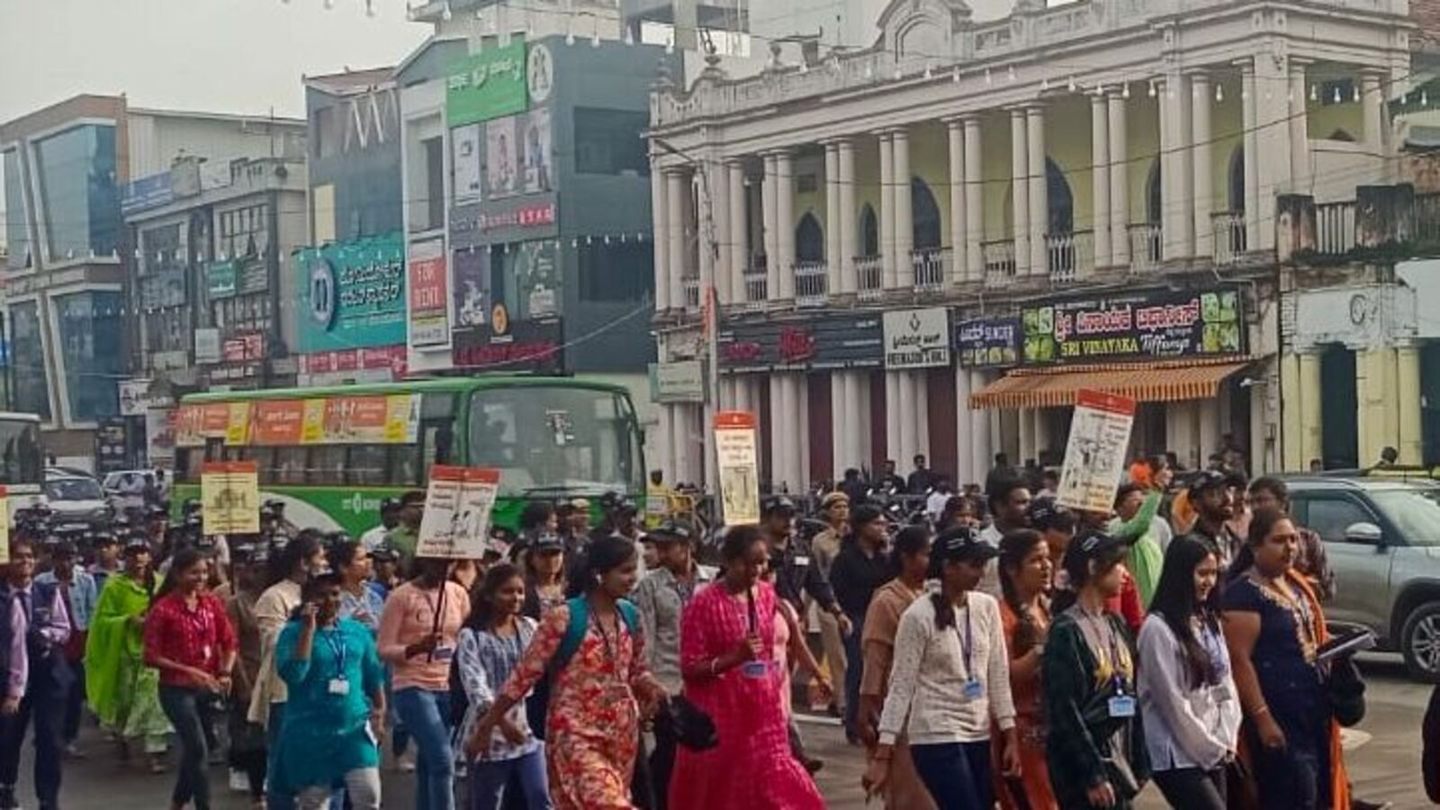 ಮೈಸೂರಲ್ಲಿ ಬೆಳಿಗ್ಗೆ ಬಿಡುವು ಕೊಟ್ಟ ಮಳೆರಾಯ, ಪಾರಂಪರಿಕ ಕಟ್ಟಡಗಳತ್ತ ಸಂತಸದಿಂದಲೇ ಹೆಜ್ಜೆ ಹಾಕಿದ ಯುವ ಸಮೂಹ, ಪ್ರವಾಸಿಗರು
