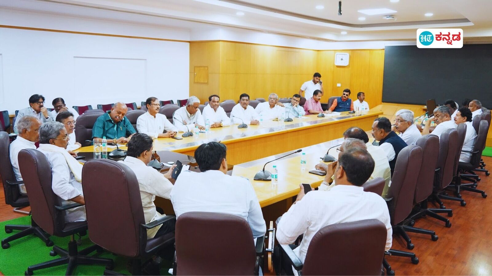 ಜಾತಿ ಗಣತಿ ವರದಿ ಜಾರಿಗೆ ಅ 18ರಂದು ಚರ್ಚೆ; ಜಾತಿ ಸಮೀಕ್ಷೆ ಅಲ್ಲ, 7 ಕೋಟಿ ಕನ್ನಡಿಗರ ಸರ್ವೇ ಎಂದ ಸಿದ್ದರಾಮಯ್ಯ