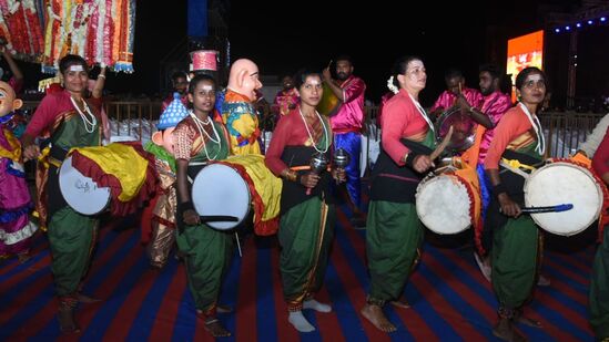 ಮೈಸೂರು ಯುವ ದಸರಾದಲ್ಲಿ ಪೂಜಾ ಕುಣಿತದ ವೈಭವ. ಯುವಸಂಭ್ರಮದಲ್ಲಿ ಅತ್ಯುತ್ತಮವಾಗಿ ಕಾರ್ಯಕ್ರಮ ನೀಡಿದ್ದ ತಂಡಗಳು ಯುವ ದಸರಾದಲ್ಲೂ ಪ್ರದರ್ಶನ ನೀಡಿದವು.