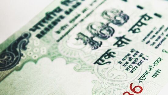 ಬ್ಯಾಂಕ್ ಆಫ್ ಇಂಡಿಯಾ ಒಂದು ಕೋಟಿ ಗಿಂತ ಹೆಚ್ಚು ಮೂರು ಕೋಟಿ ರೂಪಾಯಿ ಒಳಗಿನ ಮೊತ್ತದ 400 ದಿನಗಳ ವಿಶೇಷ ಅವಧಿ ಠೇವಣಿಯನ್ನು ಪರಿಚಯಿಸಿದೆ. ಇದರಲ್ಲಿ ಸಾಮಾನ್ಯರಿಗೆ ಶೇಕಡ 7.45, ಹಿರಿಯ ನಾಗರಿಕರಿಗೆ ಶೇ 7.95 ಮತ್ತು ಅತ್ಯಂತ ಹಿರಿಯ ನಾಗರಿಕರಿಗೆ ಶೇ 8.10 ಬಡ್ಡಿದರವನ್ನು ಪ್ರಕಟಿಸಿದೆ. ಯಾವಾಗ ಬೇಕಾದರೂ ಹಿಂಪಡೆಯಬಹುದಾದ ಅವಕಾಶವನ್ನೂ ಈ ಠೇವಣಿಯನ್ನ ಇನ್ನೊಂದು ಮಾದರಿಗೆ ಒದಗಿಸಿದ್ದು, ಅದರಲ್ಲಿ ಅತ್ಯಂತ ಹಿರಿಯ ನಾಗರಿಕರಿಗೆ ಶೇ 7.95, ಹಿರಿಯ ನಾಗರಿಕರಿಗೆ ಶೇಕಡ 7.80, ಸಾಮಾನ್ಯ ನಾಗರಿಕರ ಠೇವಣಿಗೆ ಶೇಕಡ 7.30 ಬಡ್ಡಿ ಘೋಷಿಸಿದೆ. ಬ್ಯಾಂಕ್ ಆಫ್ ಇಂಡಿಯಾ ಒಂದು ಕೋಟಿ ಗಿಂತ ಹೆಚ್ಚು ಮೂರು ಕೋಟಿ ರೂಪಾಯಿ ಒಳಗಿನ ಮೊತ್ತದ 400 ದಿನಗಳ ವಿಶೇಷ ಅವಧಿ ಠೇವಣಿಯನ್ನು ಪರಿಚಯಿಸಿದೆ. ಇದರಲ್ಲಿ ಸಾಮಾನ್ಯರಿಗೆ ಶೇಕಡ 7.45, ಹಿರಿಯ ನಾಗರಿಕರಿಗೆ ಶೇ 7.95 ಮತ್ತು ಅತ್ಯಂತ ಹಿರಿಯ ನಾಗರಿಕರಿಗೆ ಶೇ 8.10 ಬಡ್ಡಿದರವನ್ನು ಪ್ರಕಟಿಸಿದೆ. ಯಾವಾಗ ಬೇಕಾದರೂ ಹಿಂಪಡೆಯಬಹುದಾದ ಅವಕಾಶವನ್ನೂ ಈ ಠೇವಣಿಯನ್ನ ಇನ್ನೊಂದು ಮಾದರಿಗೆ ಒದಗಿಸಿದ್ದು, ಅದರಲ್ಲಿ ಅತ್ಯಂತ ಹಿರಿಯ ನಾಗರಿಕರಿಗೆ ಶೇ 7.95, ಹಿರಿಯ ನಾಗರಿಕರಿಗೆ ಶೇಕಡ 7.80, ಸಾಮಾನ್ಯ ನಾಗರಿಕರ ಠೇವಣಿಗೆ ಶೇಕಡ 7.30 ಬಡ್ಡಿ ಘೋಷಿಸಿದೆ. 