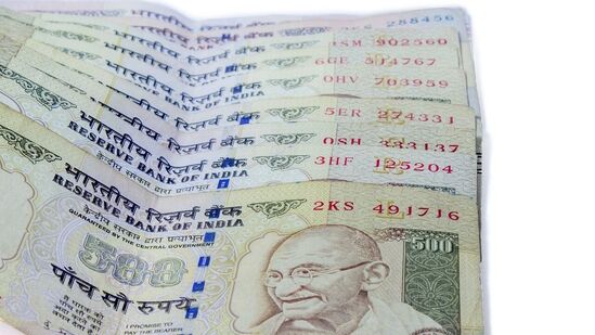 ಒನ್ಪ್ಲಸ್, ಗೂಗಲ್ ಪಿಕ್ಸೆಲ್, ಷಒಮಿ, ರಿಯಲ್ಮಿ ಮುಂತಾದ ಮೊಬೈಲ್ ಬ್ರ್ಯಾಂಡ್ಗಳ ಸ್ಮಾರ್ಟ್ಫೋನ್ಗಳಿಗೆ ವಿಶೇಷ ರಿಯಾಯಿತಿ, ಇಎಂಐಗಳನ್ನು ಐಸಿಐಸಿಐ ಬ್ಯಾಂಕ್ ಪ್ರಕಟಿಸಿದೆ. ಮಿಂತ್ರಾ, ಟಾಟಾ ಕ್ಲಿಕ್ನಲ್ಲಿ ಆನ್ಲೈನ್ ಶಾಪಿಂಗ್ ಮಾಡುವಾಗ ಶೇಕಡ 10 ರಿಯಾಯಿತಿಯನ್ನು ಐಸಿಐಸಿಐ ಬ್ಯಾಂಕ್ ನೀಡುತ್ತಿದೆ. ಇದಲ್ಲದೆ, ಗೃಹ ಸಾಲ, ವಾಹನ ಸಾಲ, ಶಿಕ್ಷಣ ಸಾಲಗಳ ಮೇಲೆಯೂ ಬ್ಯಾಂಕ್ ವಿಶೇಷ ಕೊಡುಗೆ ಘೋಷಿಸಿದೆ. ಒನ್ಪ್ಲಸ್, ಗೂಗಲ್ ಪಿಕ್ಸೆಲ್, ಷಒಮಿ, ರಿಯಲ್ಮಿ ಮುಂತಾದ ಮೊಬೈಲ್ ಬ್ರ್ಯಾಂಡ್ಗಳ ಸ್ಮಾರ್ಟ್ಫೋನ್ಗಳಿಗೆ ವಿಶೇಷ ರಿಯಾಯಿತಿ, ಇಎಂಐಗಳನ್ನು ಐಸಿಐಸಿಐ ಬ್ಯಾಂಕ್ ಪ್ರಕಟಿಸಿದೆ. ಮಿಂತ್ರಾ, ಟಾಟಾ ಕ್ಲಿಕ್ನಲ್ಲಿ ಆನ್ಲೈನ್ ಶಾಪಿಂಗ್ ಮಾಡುವಾಗ ಶೇಕಡ 10 ರಿಯಾಯಿತಿಯನ್ನು ಐಸಿಐಸಿಐ ಬ್ಯಾಂಕ್ ನೀಡುತ್ತಿದೆ. ಇದಲ್ಲದೆ, ಗೃಹ ಸಾಲ, ವಾಹನ ಸಾಲ, ಶಿಕ್ಷಣ ಸಾಲಗಳ ಮೇಲೆಯೂ ಬ್ಯಾಂಕ್ ವಿಶೇಷ ಕೊಡುಗೆ ಘೋಷಿಸಿದೆ. 