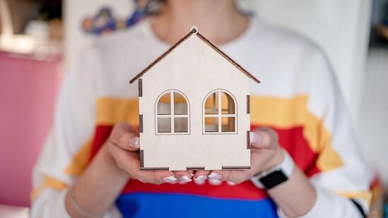 ಯೂನಿಯನ್ ಬ್ಯಾಂಕ್ ಆಫ್ ಇಂಡಿಯಾ ಇತ್ತೀಚೆಗೆ ಗೃಹ ಸಾಲ ಮಾರುಕಟ್ಟೆಯಲ್ಲಿ ಆಕರ್ಷಕ ಬಡ್ಡಿ ದರದ ಸಾಲ ಸೌಲಭ್ಯ ಘೋಷಿಸಿದೆ. ಇದು ಸಿಬಿಲ್ ಸ್ಕೋರ್ ಅನ್ನು ಆಧರಿಸಿ 8.35 ಪ್ರತಿಶತದಿಂದ ಪ್ರಾರಂಭವಾಗುತ್ತದೆ. ಹೊಸ/ಹಳೆಯ ಮನೆ ಫ್ಲಾಟ್ಗಳು/ಮನೆಗಳಿಗೆ ಗೃಹ ಸಾಲ ಸೌಲಭ್ಯ ಪ್ರಕಟಿಸಿದೆ. ಇದಲ್ಲದೆ, ಪ್ಲಾಟ್ಗಳ ಖರೀದಿ ಮತ್ತು ನಿರ್ಮಾಣಕ್ಕಾಗಿ ಸಂಯೋಜಿತ ಸಾಲವೂ ನೀಡುವುದಾಗಿ ತಿಳಿಸಿದೆ. ಯಾವುದೇ ಪೂರ್ವಪಾವತಿ ದಂಡವಿಲ್ಲದೆ 30 ವರ್ಷಗಳ ಅವಧಿಯವರೆಗೆ ಈ ಸಾಲ ಸೌಲಭ್ಯ ಪಡೆಯಬಹುದು ಯೂನಿಯನ್ ಬ್ಯಾಂಕ್ ಆಫ್ ಇಂಡಿಯಾ ಇತ್ತೀಚೆಗೆ ಗೃಹ ಸಾಲ ಮಾರುಕಟ್ಟೆಯಲ್ಲಿ ಆಕರ್ಷಕ ಬಡ್ಡಿ ದರದ ಸಾಲ ಸೌಲಭ್ಯ ಘೋಷಿಸಿದೆ. ಇದು ಸಿಬಿಲ್ ಸ್ಕೋರ್ ಅನ್ನು ಆಧರಿಸಿ 8.35 ಪ್ರತಿಶತದಿಂದ ಪ್ರಾರಂಭವಾಗುತ್ತದೆ. ಹೊಸ/ಹಳೆಯ ಮನೆ ಫ್ಲಾಟ್ಗಳು/ಮನೆಗಳಿಗೆ ಗೃಹ ಸಾಲ ಸೌಲಭ್ಯ ಪ್ರಕಟಿಸಿದೆ. ಇದಲ್ಲದೆ, ಪ್ಲಾಟ್ಗಳ ಖರೀದಿ ಮತ್ತು ನಿರ್ಮಾಣಕ್ಕಾಗಿ ಸಂಯೋಜಿತ ಸಾಲವೂ ನೀಡುವುದಾಗಿ ತಿಳಿಸಿದೆ. ಯಾವುದೇ ಪೂರ್ವಪಾವತಿ ದಂಡವಿಲ್ಲದೆ 30 ವರ್ಷಗಳ ಅವಧಿಯವರೆಗೆ ಈ ಸಾಲ ಸೌಲಭ್ಯ ಪಡೆಯಬಹುದು