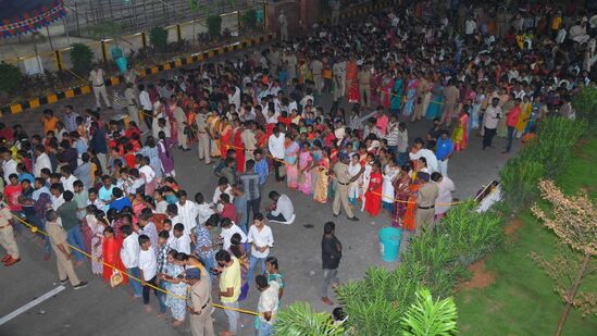 ಬುಧವಾರ ಬೆಳಗಿನ ಜಾವವೇ ದೇವಸ್ಥಾನಕ್ಕೆ ಭಕ್ತಸಾಗರ ಹರಿದು ಬಂದಿತ್ತು. ವಿಜಯವಾಡದಲ್ಲಿರುವ ಕನಕದುರ್ಗಾ ದೇವಸ್ಥಾನ ಜಿಲ್ಲೆಯಲ್ಲೇ ಅತ್ಯಂತ ಪ್ರಸಿದ್ಧ ದೇವಾಲಯವಾಗಿದ್ದು, ದೇವಿ ದರ್ಶನಕ್ಕಾಗಿ ಭಕ್ತರು ಬೆಳಗ್ಗಿನಿಂದಲೇ ಸರತಿ ಸಾಲಿನಲ್ಲಿ ನಿಂತಿದ್ದರು.&nbsp;