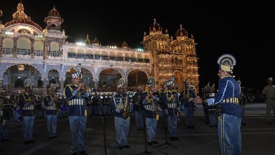 ಕರ್ನಾಟಕ ವಾದ್ಯವೃಂದ ಮತ್ತು ಆಂಗ್ಲ ವಾದ್ಯವೃಂದದವರು ಡಾ.ಎಲ್ ಸುಬ್ರಹ್ಮಣ್ಯ ಅವರ ಕನ್ವರ್ಜೇಷನ್ &nbsp;ಎಂಬ ಸಂಯೋಜನೆಯ ಜುಗಲ್ ಬಂದಿ ನಡೆಸಿದರು.