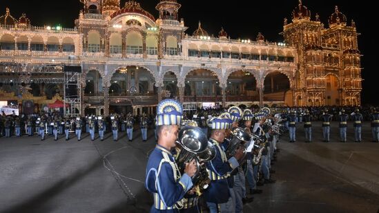 ಮಧ್ವಾಚಾರ್ಯರ ಕೃತಿಯಾದ ಪ್ರೇಣಯಾಮೋ ವಾಸುದೇವಂ ವಾದ್ಯಕ್ಕೆ ಜನರು ಮನಸೋತರು. ಸಂತ ತುಳಸಿದಾಸರ ಕೃತಿಯಾದ ಶ್ರೀ ರಾಮಚಂದ್ರ ಕೃಪಾಲು ಭಜಮನ ವಾದ್ಯಗಳನ್ನು ಕರ್ನಾಟಕ ವಾದ್ಯವೃಂದದವರು ಪ್ರಸ್ತುತಿ‌ ಪಡಿಸಿದರು.&nbsp;