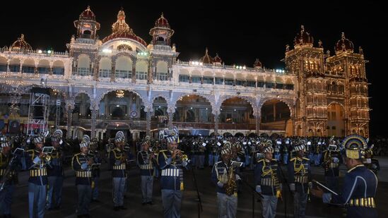 ಬಹು ವಾದ್ಯೋಪಕರಣಗಳನ್ನು ಬಳಸಿ ತಮ್ಮದೇ ಆದ ಶೈಲಿಯ &nbsp;ವಾದ್ಯಮೇಳವನ್ನು ನೆರೆದಿದ್ದಂತಹ ಜನ ಸಾಗರದ ಮುಂದೆ &nbsp;ಪ್ರದರ್ಶಿಸಿದ್ದು ಜನರ ಮೆಚ್ಚುಗೆಗೆ ಪಾತ್ರವಾಯಿತು.