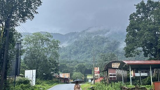 ಕರಾವಳಿ ಹಾಗೂ ಮಲೆನಾಡ ಭಾಗದಲ್ಲಿ ಮಳೆ ವಾತಾವರಣವಿದೆ.