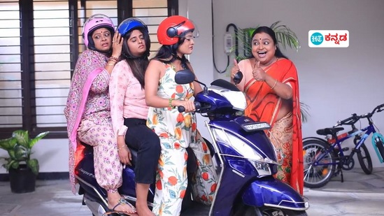 ಭಾಗ್ಯಲಕ್ಷ್ಮೀ ಧಾರಾವಾಹಿ ಅಕ್ಟೋಬರ್ 9ರ ಎಪಿಸೋಡ್: ಶ್ರೇಷ್ಠಾಗೆ ಪ್ರಜ್ಞೆ ತಪ್ಪಿಸಿ ಪೂಜಾ, ಕುಸುಮಾ ಸ್ಕೂಟರ್ನಲ್ಲಿ ಅವಳ ಮನೆಗೆ ಕರೆದೊಯ್ದು ಅಲ್ಲೇ ಬಂಧಿ ಮಾಡುತ್ತಾರೆ. ಭಾಗ್ಯಲಕ್ಷ್ಮೀ ಧಾರಾವಾಹಿ ಅಕ್ಟೋಬರ್ 9ರ ಎಪಿಸೋಡ್: ಶ್ರೇಷ್ಠಾಗೆ ಪ್ರಜ್ಞೆ ತಪ್ಪಿಸಿ ಪೂಜಾ, ಕುಸುಮಾ ಸ್ಕೂಟರ್ನಲ್ಲಿ ಅವಳ ಮನೆಗೆ ಕರೆದೊಯ್ದು ಅಲ್ಲೇ ಬಂಧಿ ಮಾಡುತ್ತಾರೆ.