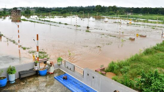 ಶ್ರೀನಗರ ಕ್ರಾಸ್ ಇನ್ನಿತರ ಕಡೆಗಳಲ್ಲಿ ಬಿಆರ್‌ಟಿಎಎಸ್ ಬಸ್ ಮಾರ್ಗದಲ್ಲಿ ಅಪಾರ ಪ್ರಮಾಣದ ನೀರು ನಿಂತದ್ದು ಕಂಡು ಬಂದಿತು. ರಾಮನಗರ, ಅಶೋಕ ನಗರದಲ್ಲಿ ಎರಡು ಮರಗಳು ನೆಲಕ್ಕುರಳಿವೆ. ಇದುವರೆಗೂ ಯಾವುದೇ ಹಾನಿ ಬಗ್ಗೆ ಇನ್ನು ವರದಿಯಾಗಿಲ್ಲ.ಜಿಲ್ಲೆಯಾದ್ಯಂತ ಹಿಂಗಾರು ಬಿತ್ತನೆಗೆ ತೊಂದರೆಯಾಗಿದೆ.&nbsp;