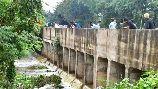 ಕೋಡಿ ಹರಿದ ಕೆಲಗೇರಿ ಕೆರೆ