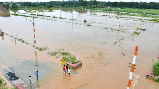 ಜನಕಪೂರ ಬಡಾವಣೆ ಚಿಕ್ಕ ಮಲ್ಲಿಗೆವಾಡದಲ್ಲಿ ನೀರು ನಿಂತಿರುವುದು.