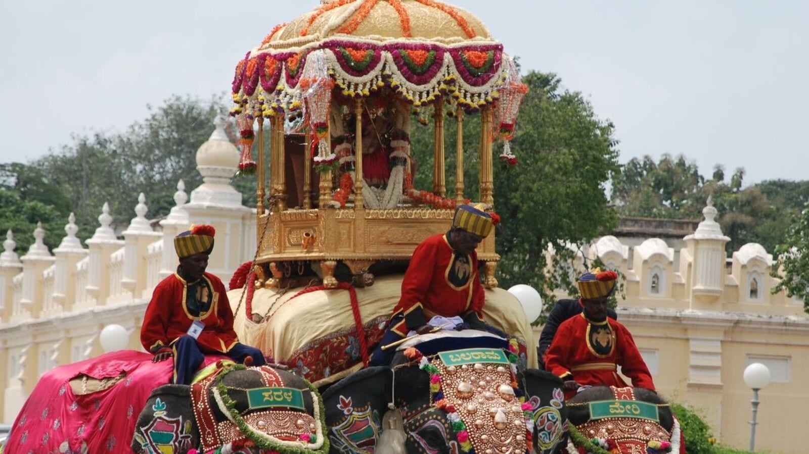 ಮೈಸೂರು ದಸರಾದಲ್ಲಿ ಆನೆ ಮೇಲೆಯೇ ಅಂಬಾರಿಯಲ್ಲಿ ಚಾಮುಂಡೇಶ್ವರಿ ವಿಗ್ರಹ ಇಡುವುದು ಏಕೆ, ಇದರ ಮಹತ್ವವೇನು, ಈ ಪರಂಪರೆ ಶುರುವಾಗಿದ್ದು ಯಾವಾಗ