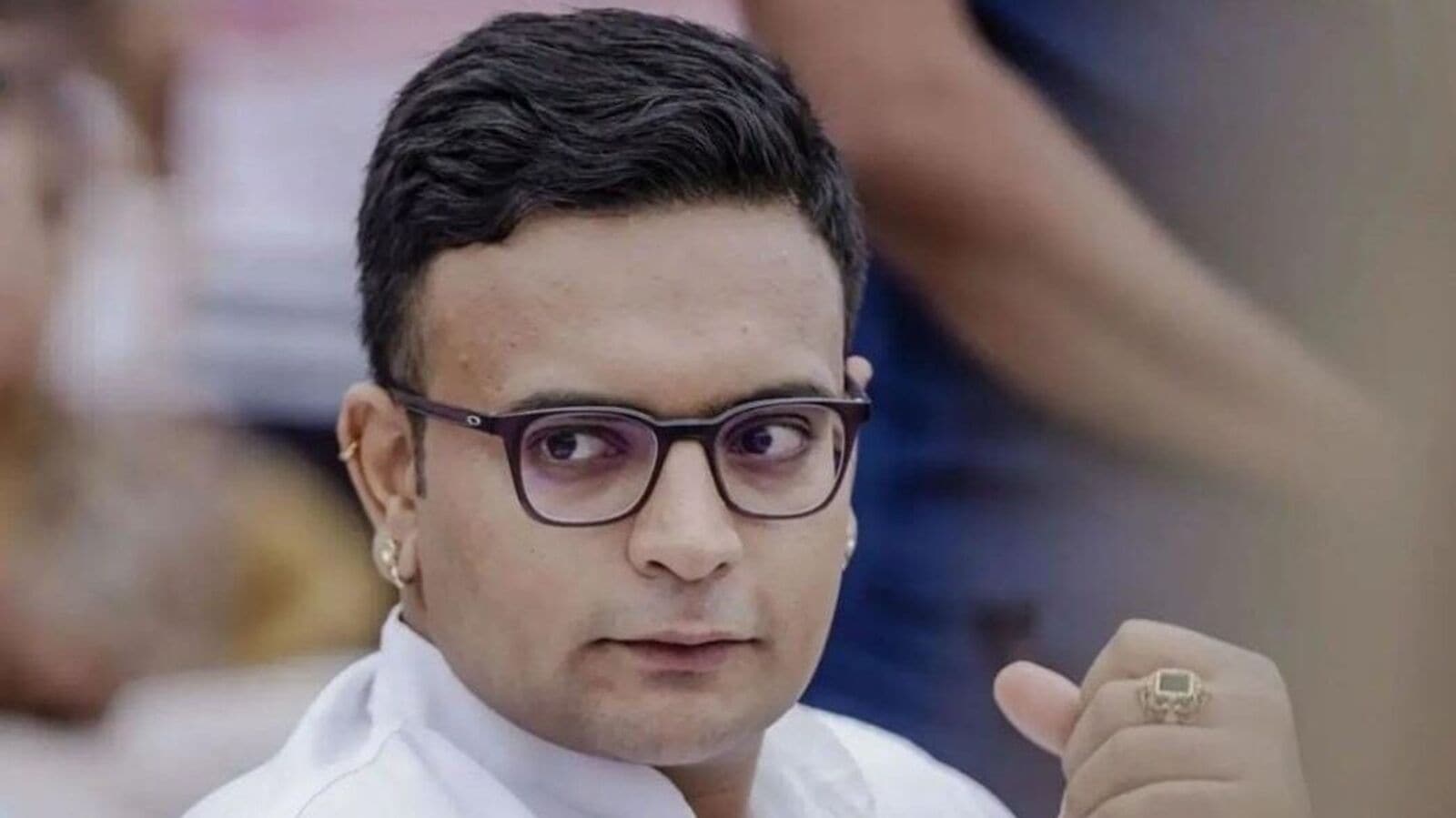 Yaduveer Wadiyar: ಯದುವೀರ್‌ ಒಡೆಯರ್‌ ದಸರಾ ಜಂಬೂಸವಾರಿ ಪುಷ್ಪಾರ್ಚನೆಗೆ ಬರಲಿಲ್ಲ; ಮನೆ ದೇವರು ಪೂಜೆಯಿಂದ ರಾಜವಂಶಸ್ಥದೂರ ಉಳಿಯಲು ಕಾರಣ ಏನು