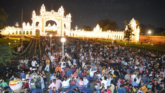 ಮೈಸೂರು ಅರಮನೆ ಮುಂದೆ ಜಮಾಯಿಸಿದ್ದ ಪ್ರವಾಸಿಗರು