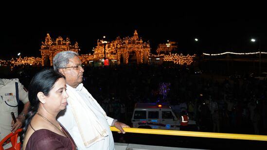 ವಿಶ್ವ ವಿಖ್ಯಾತ ಮೈಸೂರು ದಸರಾದ ವಿಜಯದಶಮಿ ದಿನದ ರಾತ್ರಿ ಸಿಎಂ ಸಿದ್ದರಾಮಯ್ಯ ಮೈಸೂರಿನ ಆಯ್ದ ಭಾಗಗಳ ದೀಪಾಲಂಕರ ವೀಕ್ಷಿಸಿ ಅಲ್ಲಿನ ಅದ್ಭುತ ದೃಶ್ಯಗಳಿಗೆ ಮನಸೋತರು.