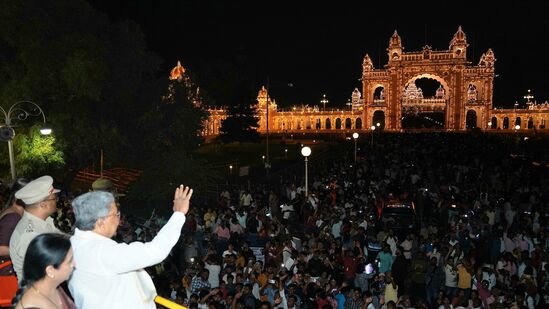 ರಾಮಸ್ವಾಮಿ ವೃತ್ತದಿಂದ &nbsp;ಆರಂಭವಾದ ದೀಪಾಲಂಕಾರ ವೀಕ್ಷಣೆಯು &nbsp;ಬಸವೇಶ್ವರ ವೃತ್ತ, ವಿದ್ಯಾಪೀಠ ವೃತ್ತ, ಹಾರ್ಡಿಂಜ್ ಸರ್ಕಲ್, ಕೆಆರ್ ಸರ್ಕಲ್, ಆಯುರ್ವೇದಿಕ್ ವೃತ್ತ, ಹೈವೇ ವೃತ್ತದ ಮೂಲಕ ಸಾಗಿ ಎಲ್ಐಸಿ ವೃತ್ತದಲ್ಲಿ ಮುಕ್ತಾಯಗೊಂಡಿತು.&nbsp;