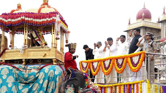 ಬಂಜೂ ಸವಾರಿಗೂ ಚಾಲನೆ ನೀಡುವ ವೇಳೆ ಅಂಬಾರಿಯಲ್ಲಿ ವಿರಾಜಮಾನವಾಗಿದ್ದ ತಾಯಿ ಚಾಮುಂಡಿಗೆ ಸಿಎಂ ಸಿದ್ದರಾಮಯ್ಯ, ಡಿಸಿಎಂ ಡಿಕೆ ಶಿವಕುಮಾರ್ ನಮನ ಸಲ್ಲಿಸಿದರು.