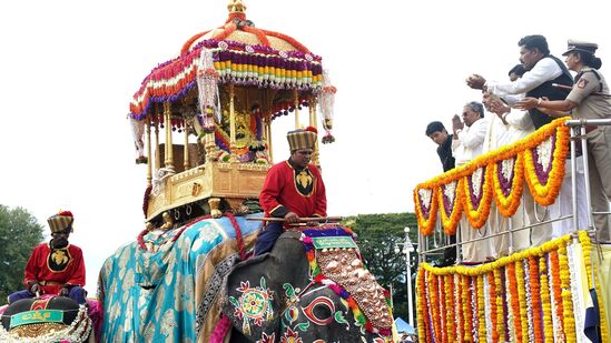 ಮೈಸೂರು ಜಿಲ್ಲಾ ಉಸ್ತುವಾರಿ ಸಚಿವ ಹೆಚ್‌ಸಿ ಮಹದೇವಪ್ಪ, ಕನ್ನಡ ಮತ್ತು ಸಂಸ್ಕೃತಿ ಇಲಾಖೆ ಸಚಿವ ಶಿವರಾಜ್ ತಂಗಡಗಿ, ಮೈಸೂರು ಜಿಲ್ಲಾಧಿಕಾರಿ ಕೆವಿ ರಾಜೇಂದ್ರ ಹಾಗೂ ಮೈಸೂರು ಪೊಲೀಸ್ ಆಯುಕ್ತರಾದ ಸೀಮಾ ಲಾಟ್ಕರ್ ಅವರು ಸಿಎಂ, ಡಿಸಿಎಂಗೆ ಸಾಥ್ ನೀಡಿ ಜಂಬೂಸವಾರಿಗೆ ಪುಷ್ಪಾರ್ಚನೆ ಮಾಡಿದರು.