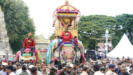 ವಿಶ್ವವಿಖ್ಯಾತ ಮೈಸೂರು ದಸದಾ ಜಂಬೂ ಸವಾರಿ ಆರಂಭಕ್ಕೂ ಮುನ್ನ ಅಂಬಾರಿಯನ್ನು ಹೊತ್ತ ಕ್ಯಾಪ್ಟನ್ ಅಭಿಮನ್ಯು ಕಿಕ್ಕಿರಿದು ಸೇರಿದ್ದ ಜನರ ನಡುವೆ ಸಾಗಿ ಬಂದನು. ಈ ವೇಳೆ ಅಭಿಮನ್ಯುಗೆ ಲಕ್ಷ್ಮಿ ಹೆಸರಿನ ಆನೆ ಸಾಥ್ ನೀಡಿತು.