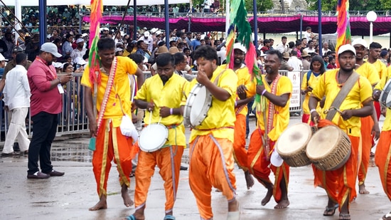 ವಿವಿಧ ಕಲಾ ತಂಡಗಳು ಜಂಬೂ ಸವಾರಿಯೊಂದಿಗೆ ತಮ್ಮ ಕಲೆಗಳನ್ನು ಪ್ರದರ್ಶಿಸುತ್ತಾ ಸಾಗಿದವು. ತಮಟೆ ಕಲಾವಿದರು ನೆರೆದಿದ್ದವರ ಗಮನ ಸಳೆದರು.